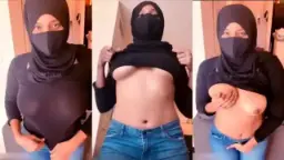 Gadis Berjilbab Hitam Menggairahkan Meremas Payudara