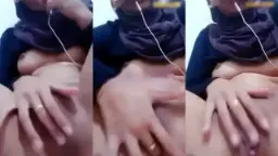 Gadis Berjilbab Tergairah Menggesek Klitoris Hingga Mengaduh Nikmat