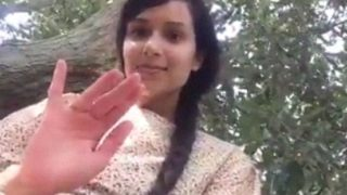 Gadis Desa Cantik Mengangkat Roknya Dan Memperlihatkan Kemaluannya