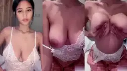 Jenna Remas Payudara Montok Temannya Sambil Menikmati Mango Yang Menggoda