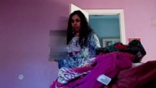 Mengintip Tante Desi Matang Berganti Pakaian Di Kamar Tidur