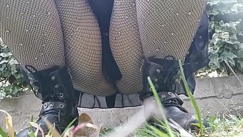 Dia Ingin Pipis Di Taman Umum, Lalu Membungkuk Memperlihatkan Kemaluannya Yang Terbungkus Stoking Jala.