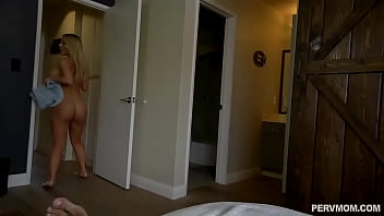 Mata Keranjang: Savannah Bond Mengintip Langsung Ke Kamar Mandi