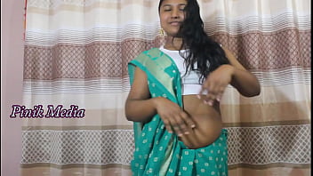 Gaun Tradisional Yang Membelit Tubuh Dengan Sensual