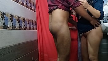 कुंवारे बॉस ने ऑफिस के बाथरूम में अपनी सेक्रेटरी को जबरदस्त चोदा