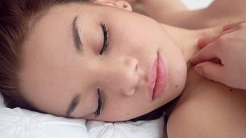 Gadis Asia Manis Dengan Payudara Besar Bermain Dengan Vagina