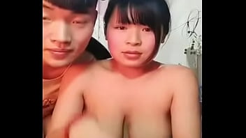 Payudara Montok Gadis Tionghoa Dengan Rok Mini