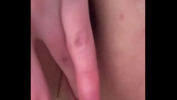 Brunette Rusia Dengan Kata-kata Kotor Dan Fantasi Seksual Menggoda, Merangsang Pantatnya Sambil Mengusap Payudara Mungil. Jari-jari Menggila Masuk Ke Dalam Liang Vagina Dan Dubur.