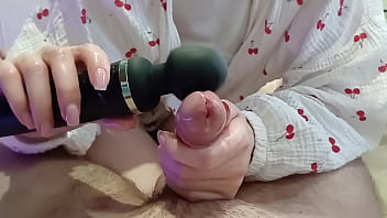 Kakak Tiri Menguras Sperma Dengan Getar