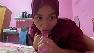 Clara Asyik Belajar Ngentot Pakai Dildo Besar