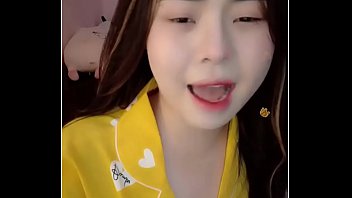 Pertunjukan Hot Dan Menggoda Di Bigo Live