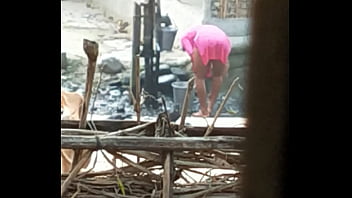 Adik Desi Mandi, Tubuh Seksi Menggoda