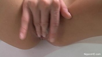 Gadis Asia Merangsang Dirinya Sendiri Dengan Jari