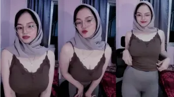 Gadis Berhijab Itsmeii Menggoyang Tubuh Seksi Di Live Ebot