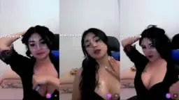 Gadis Seksi Pamer Tubuh Menggoda