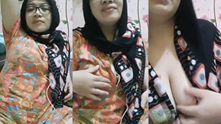 Ukhti Cantik Dengan Payudara Menggoda Yang Tak Tahan Godaan