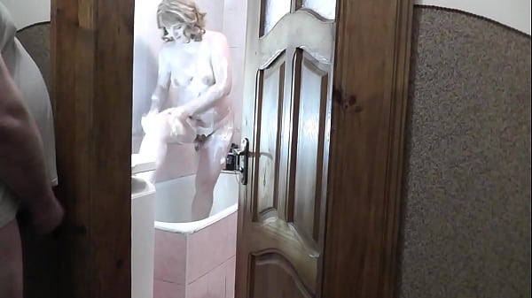 Putri Tiriku Mandi, Ayah Tiriku Mengintip, Merangsang Batang Dan Memancurkan Air Mani Di Bawah Pintu Kamar Mandi.