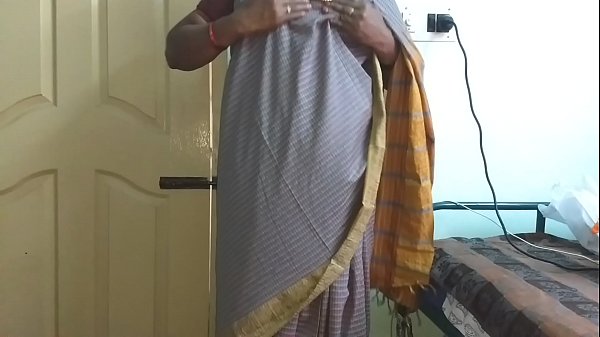 Desi Istri Nakal Dari India, Vanitha, Mengenakan Saree Abu-abu Ketat Yang Menonjolkan Payudara Besar Dan Memamerkan Memek Yang Licin, Meremas Keras Puting Dan Menggosok Vaginanya Hingga Klimaks