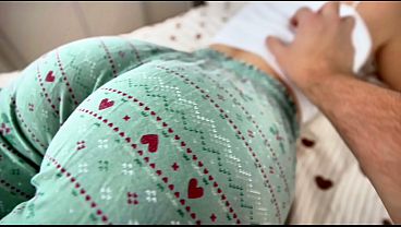Kakak Tiri Memainkan Adik Tirinya Dengan Pijatan Sensual Yang Menggairahkan!