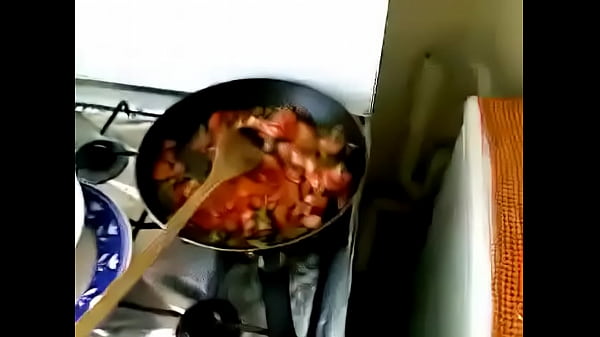 Bhabhi Panas Mengocok Sambil Masak Di Dapur