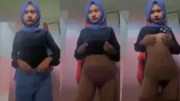 Gadis Muda Berhijab Menggoda Dengan Tubuh Mungilnya