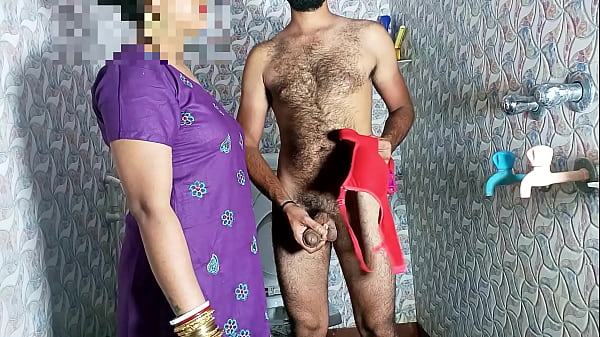 सौतेली माँ ने बाथरूम में ब्रा-पैंटी में लंड हिलाते पकड़ा फिर चूत चुदवा ली – पोर्न साफ हिंदी आवाज में