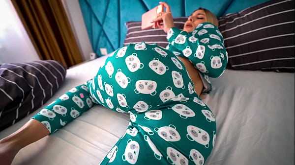 Adik Tiri Ketahuan Nonton Porno, Kutolong Climax Dan Dia Memohon Dikremi