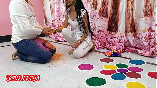 Pesta Holi Yang Panas: Priya Dan Kakak Tiri Beradu Badan Dalam Permainan Basah-basahan