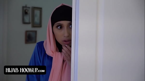 Gadis Muslim Berhijab Dengan Pantat Sempurna Yang Penasaran Digencet Vagina Ketatnya Oleh Instruktur Yang Bergairah