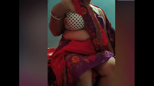Desi Bhabi Didorong-dorong Saat Siaran Langsung