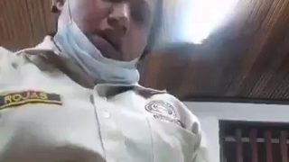 Gadis Satgas Corona Merangsang Memeknya Sendiri