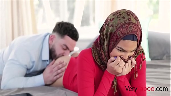 Maya Farrell: Goyangan Nakal Adik Tiri Berhijab Yang Masih Perawan