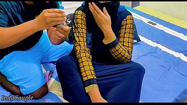 Adik Tiri Berhijab Tunjukkan Memeknya Untuk Main, Tapi Kakak Tiri Salah Masukin Mainan Ke Lubang Pantat