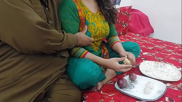 Gadis Desi Bantu Ibu Tirinya Memotong Sayuran Lalu Ngentot Pantat Besarnya, Dia Selingkuhi Ayah Tiriku Dengan Audio Hindi Jernih