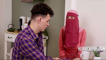 Anak Tiri Belajar Mencintai Ibu Tiri Arabnya Setelah Dia Menjilati Pantatnya