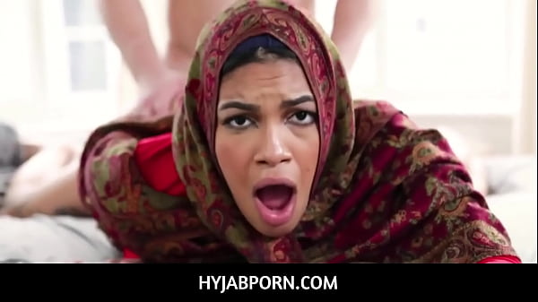 Maya Farrell, Saudara Tiri Arab Bergoyang Pantat Besar Dalam Hijab Untuk Nikah Paksa