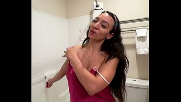 Sasha Mandi Telanjang Mandi Sendiri Di Kamar Mandi