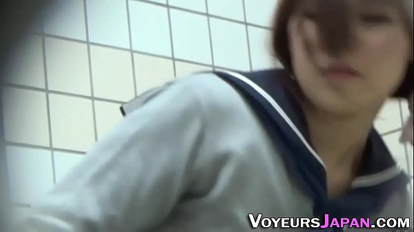 Gadis Jepang Menggoyang Kacang