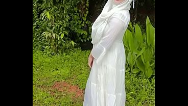 Memamerkan Pantat Hijabiku Di Tempat Terbuka