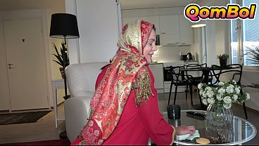 Menggoda Adik Tiri Berjilbab Usai Ia Selesai Membereskan Rumah