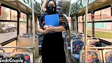Isteri Muslim Pulang Dari Kampus Naik Bus Sendirian, Langsung Digaruk Orang Asing Pakai Jilbabnya.