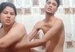 Kamar Mandi, Bhabhi Lagi Mandi, Siap-siap Basah Kena Pancuran Panas.