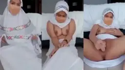 Maelaela Pake Mukena Toge Colmek, Dildo Ngejus Dalam Lubang.
