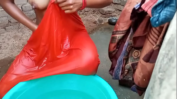 Rati Mandi Di Kamar Mandi Dengan Suara Hindi, Basah Kuyup Bikin Pengen