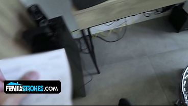 Gadis Latin Remaja Menggoda Ayah Tirinya Dengan Tubuh Ketatnya Yang Bikin Ngiler.