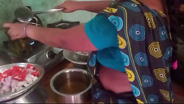Ibu Rumah Tangga India Lagi Masak Sambil Main Sex Sama Pacar.