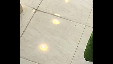 شرموطة مصرية نار، صاحبة البيت بتتناك من سباك وصاحبه، كلام هيج، صوت واضح، جسم يبلع العقل
