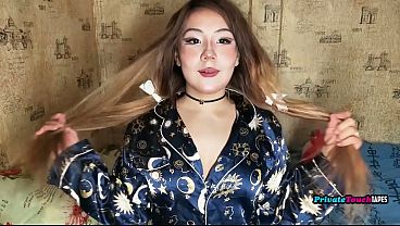 Gadis Rusia Gembul Dengan Paha Besar Mainin Memek Sempitnya Sambil Dildo Nancap Di Dalem