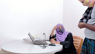 Bankir Jilbab Panas Digocok Petani Desa, Desi Chudai Sange