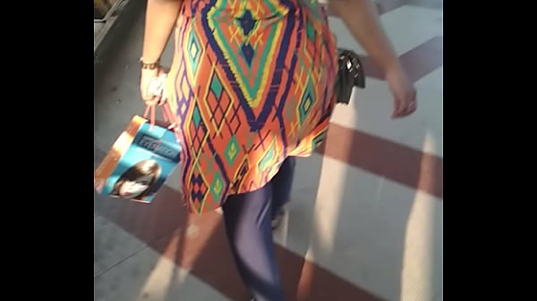 Bokong Besar Tante India Jalan Goyang Bikin Liur Netes